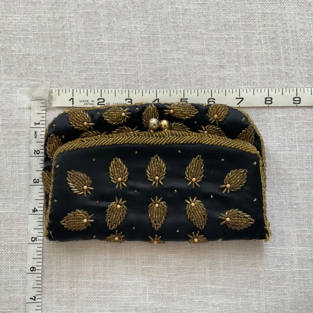 •Vintage  70s Handcrafted Black Silk Pineapple Shaped Beading Purse Clutch